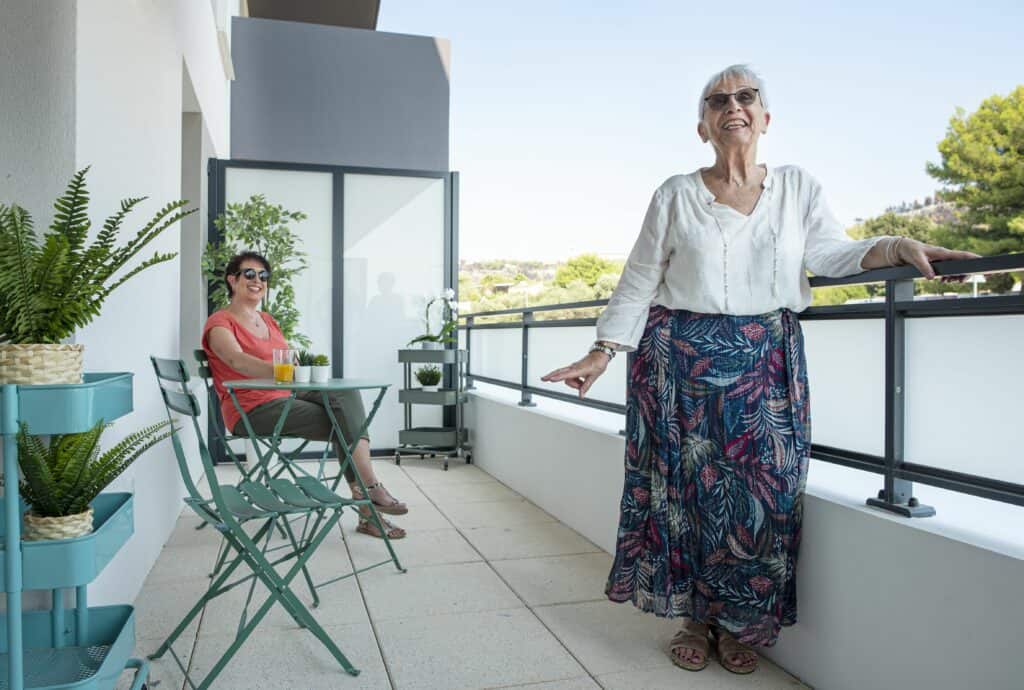 Deux femmes en résidence services seniors qui profitent d'un loyer attractif
